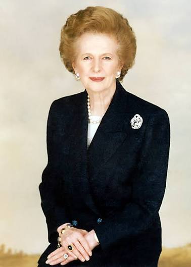 Ritratto di Margaret Thatcher in abito scuro